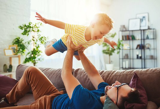 Haus-Familie-Wohnen-Serie-19-22 Glücklicher Vater mit Kind.