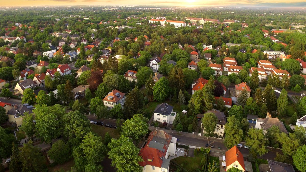 Wohnsiedlung-Sanierung-Bestandsgebaeude-altes-Haus-01